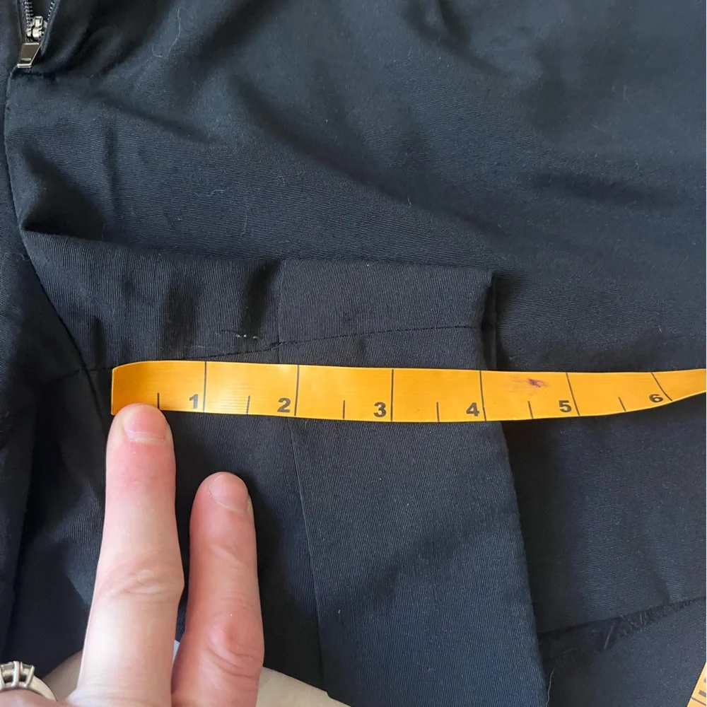 Women’s black Gap shorts, Size 6 with 4 inch inseam - Picture 4 of 5